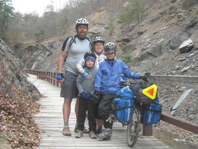 You are currently viewing We Meet a Family Crossing USA on Tandems