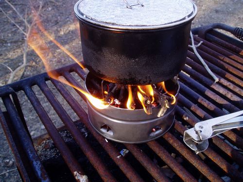 You are currently viewing Easy jiffy camp cooking: Coffee Can Twig Stove