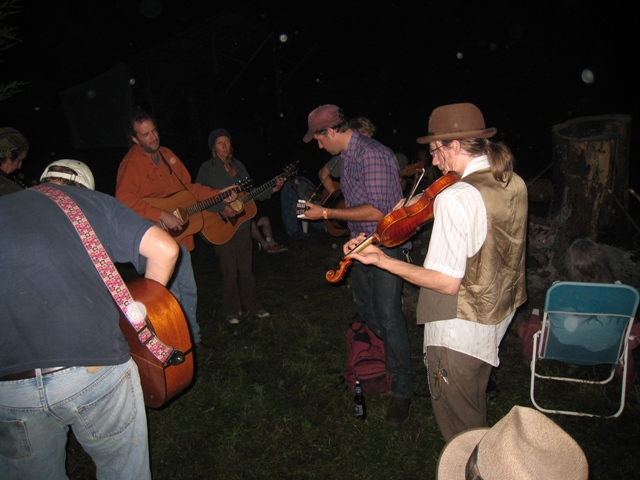 Read more about the article The Singersongwriter Bonfire: Afterhours at Hollerfest